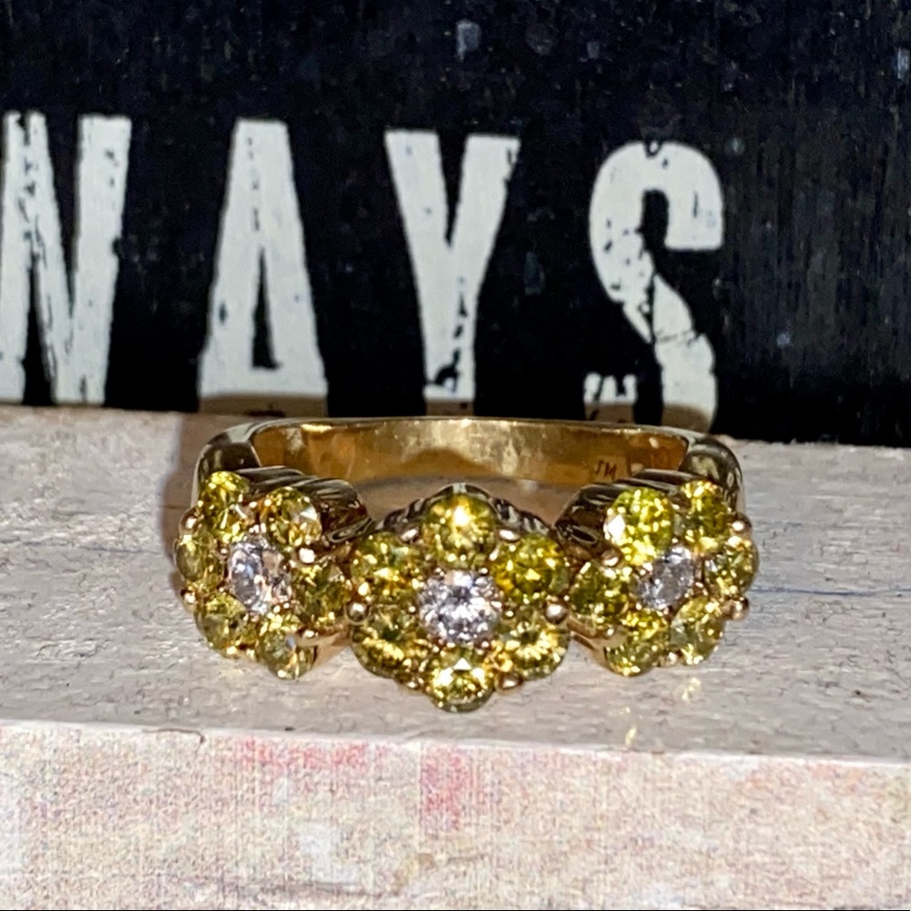 ❌SOLD❌14k yellow diamond and white diamond flower ring in yellow gold